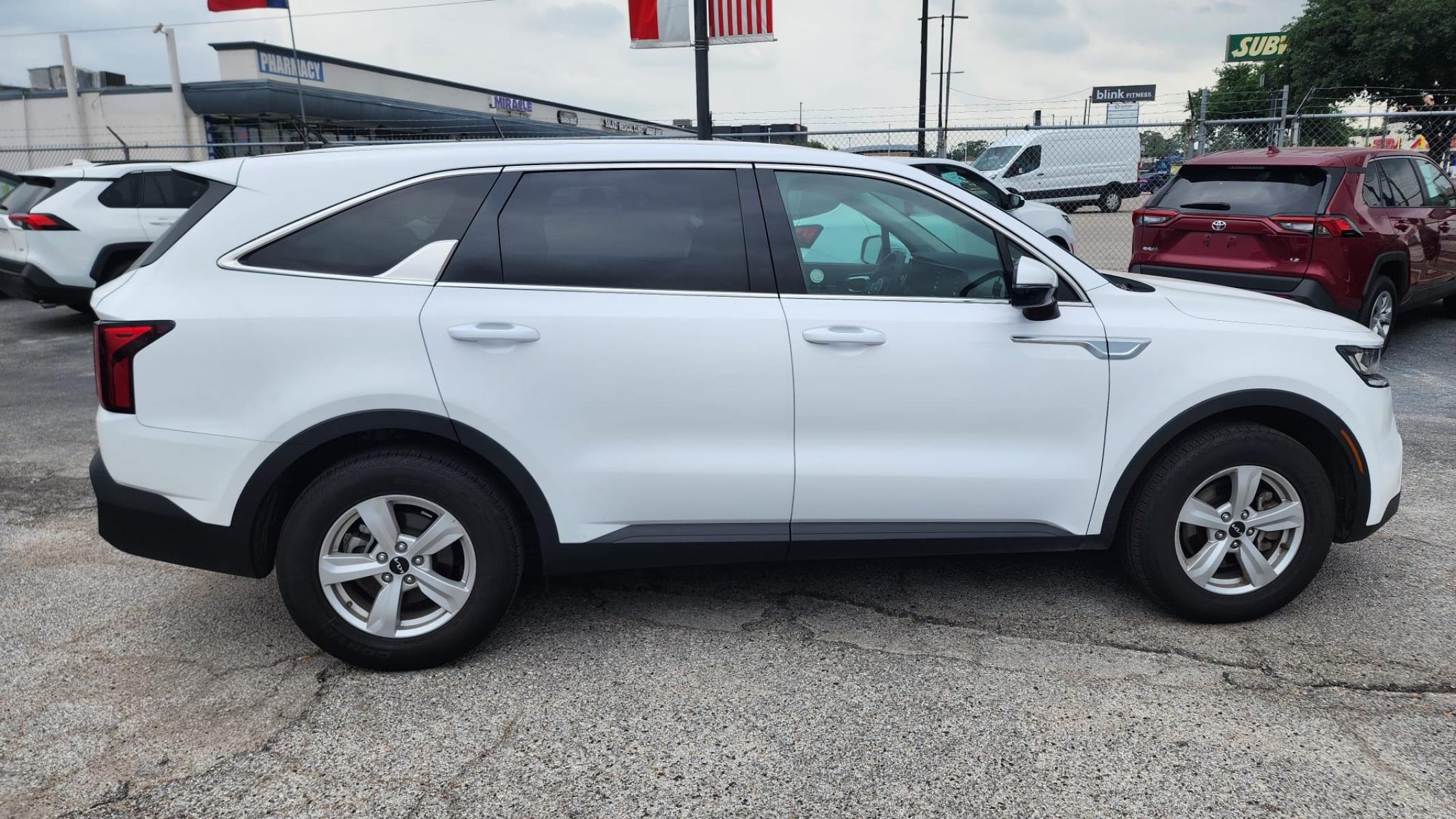 2023 White Kia Sorento LX 2WD (5XYRG4LC3PG) with an 2.4L L4 DOHC 16V engine, 6A transmission, located at 1842 Wirt Road, Houston, TX, 77055, (713) 973-3903, 29.805330, -95.484787 - Photo #4